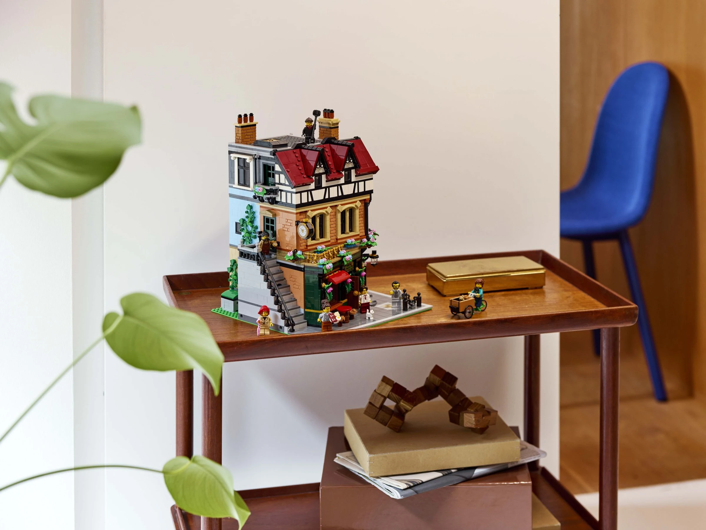 LEGO Tudor Corner 10350 Lifestyle Envr 04