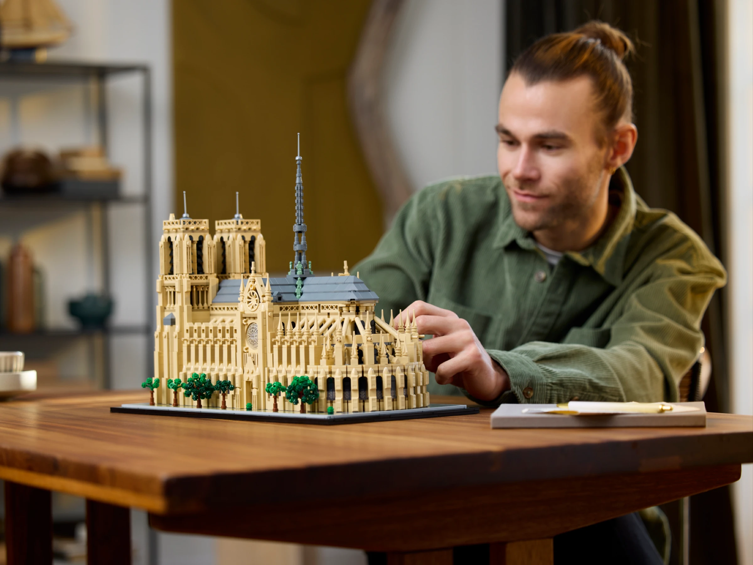 LEGO Notre-Dame de Paris 21061 Lifestyle1