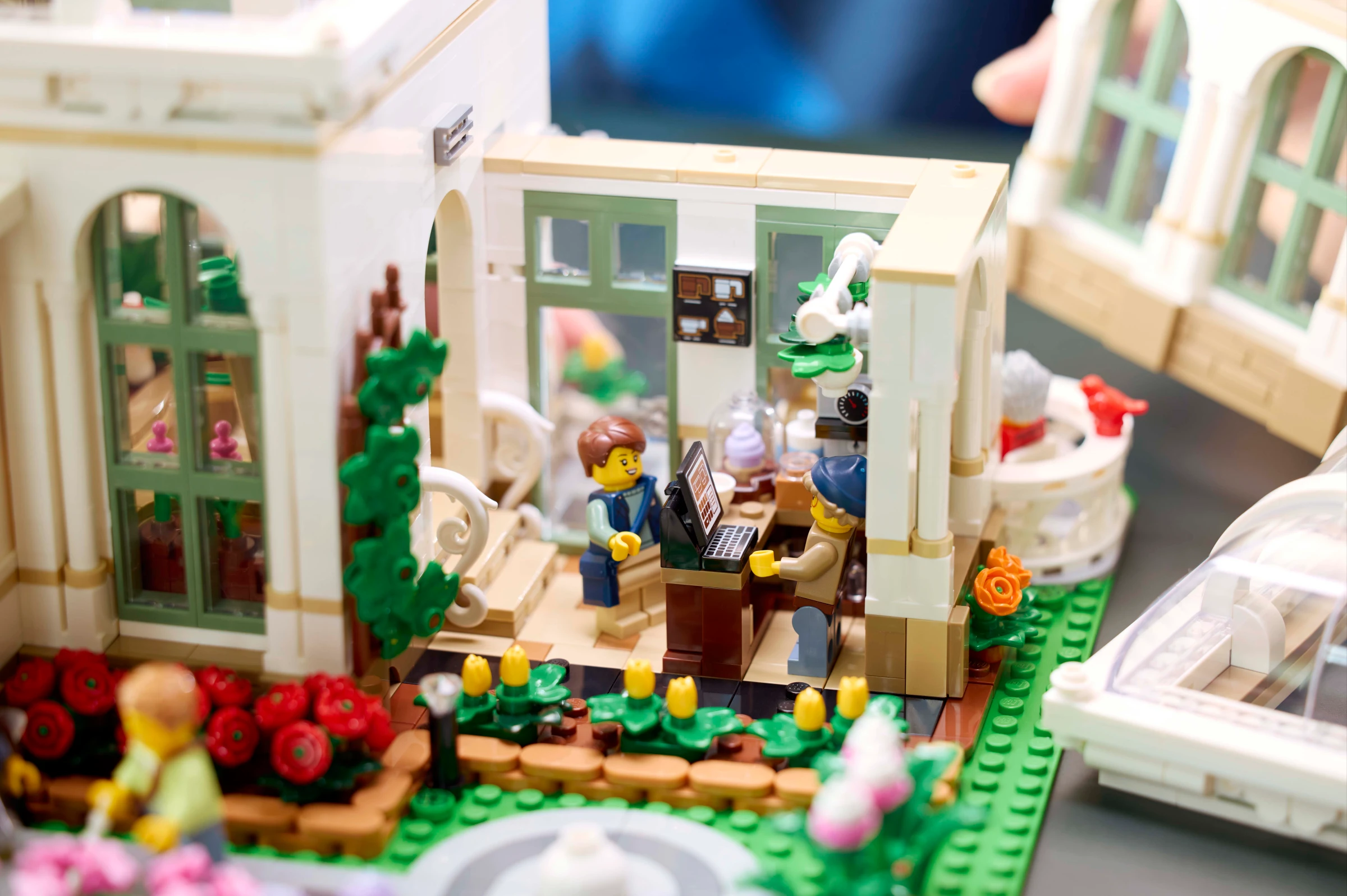 LEGO The Botanical Garden 21353 Lifestyle Build 05