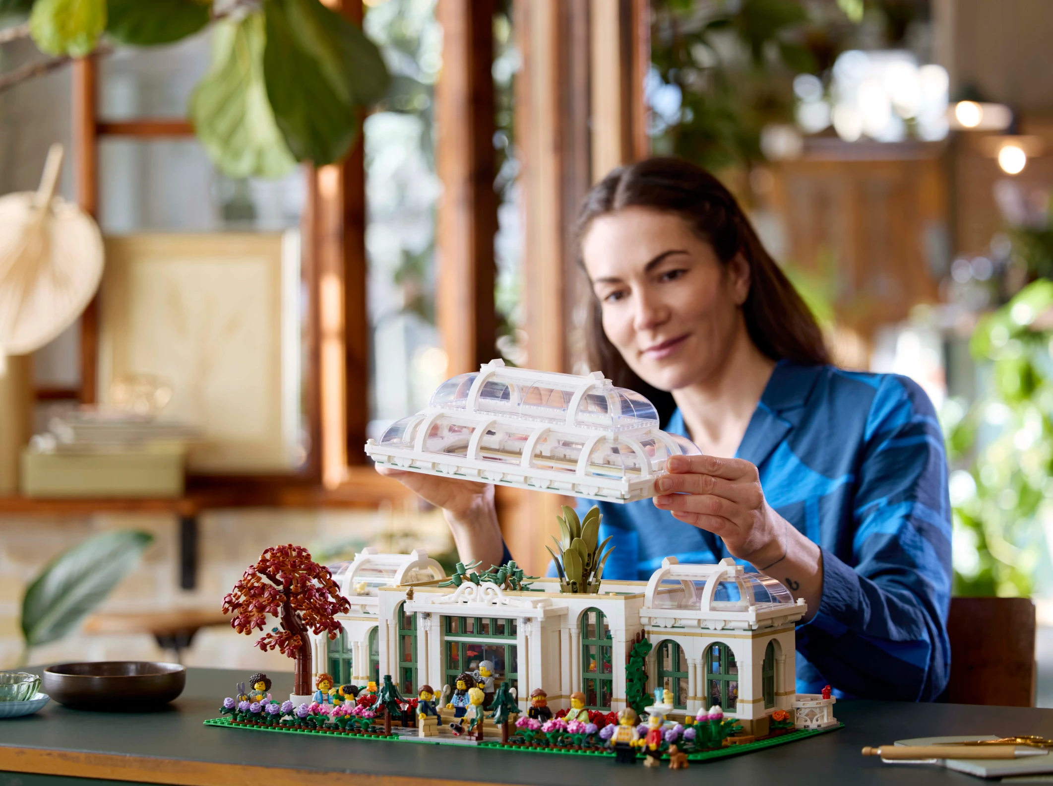 LEGO The Botanical Garden 21353 Lifestyle Cons 03